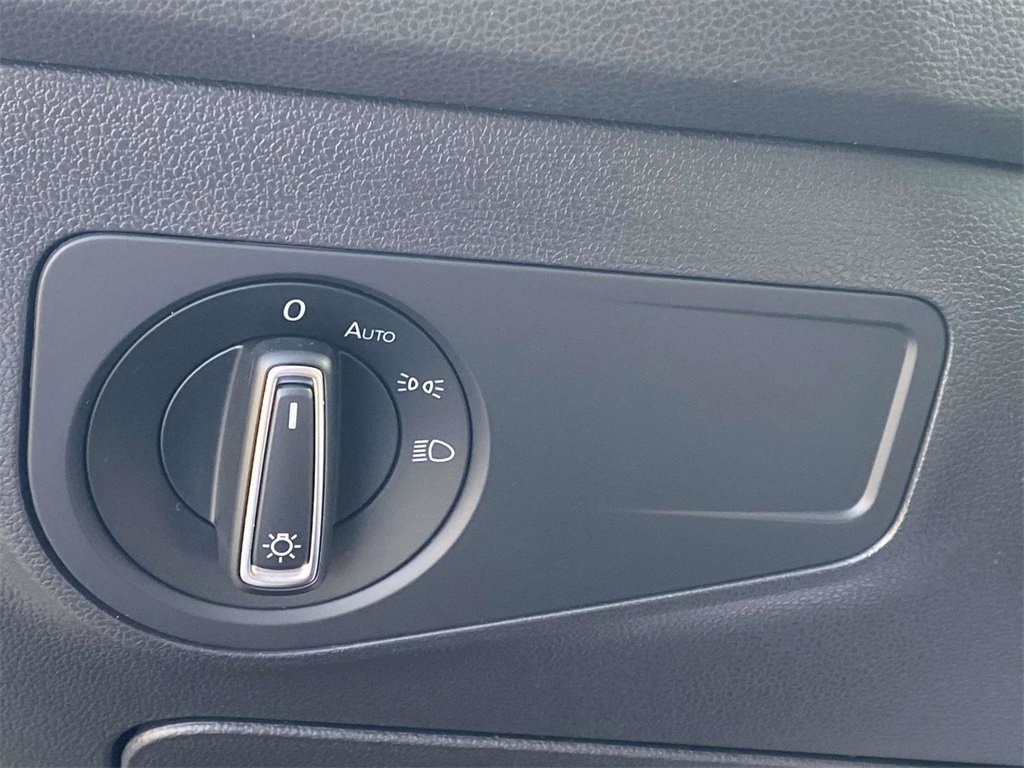 Used 2019 Volkswagen Tiguan SE image 29