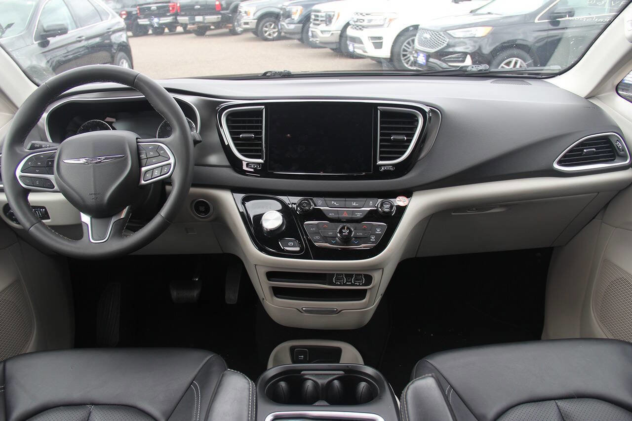 Used 2024 Chrysler Pacifica Touring-L FWD image 18
