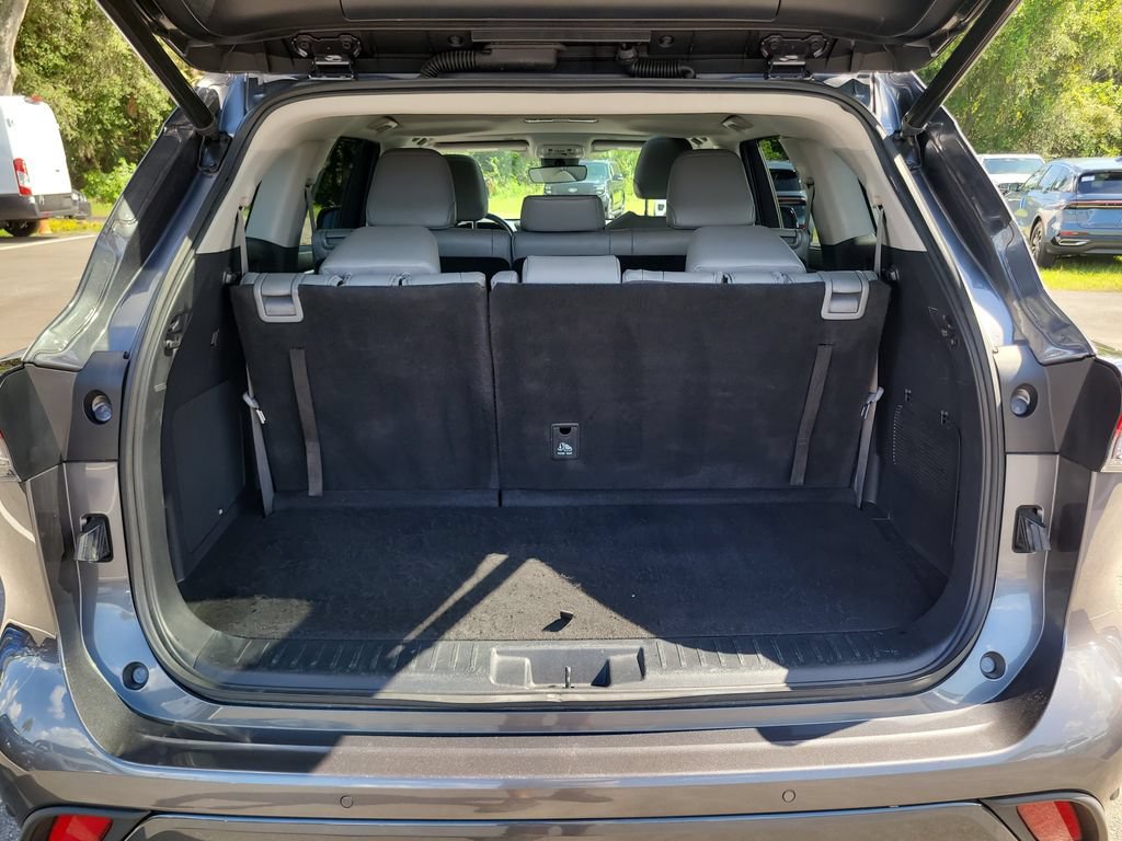 Used 2023 Toyota Highlander Limited FWD image 8