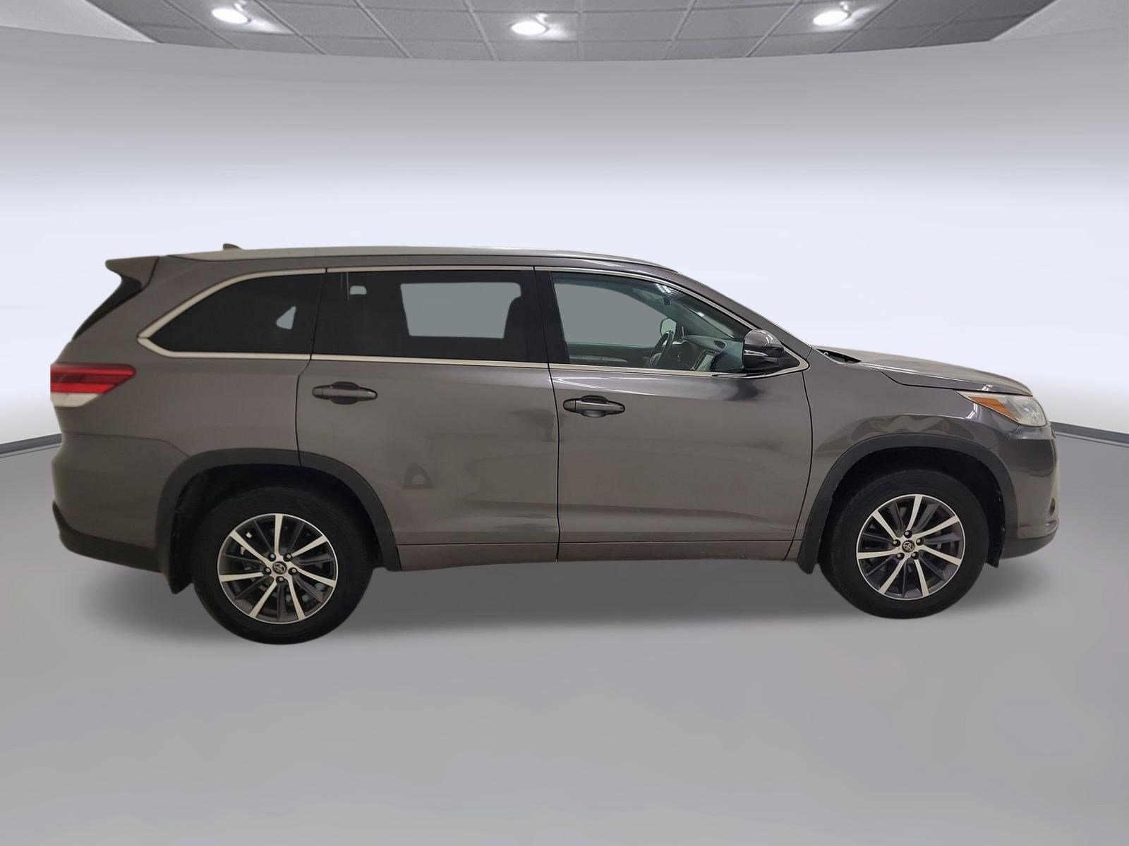 Used 2018 Toyota Highlander XLE FWD image 6