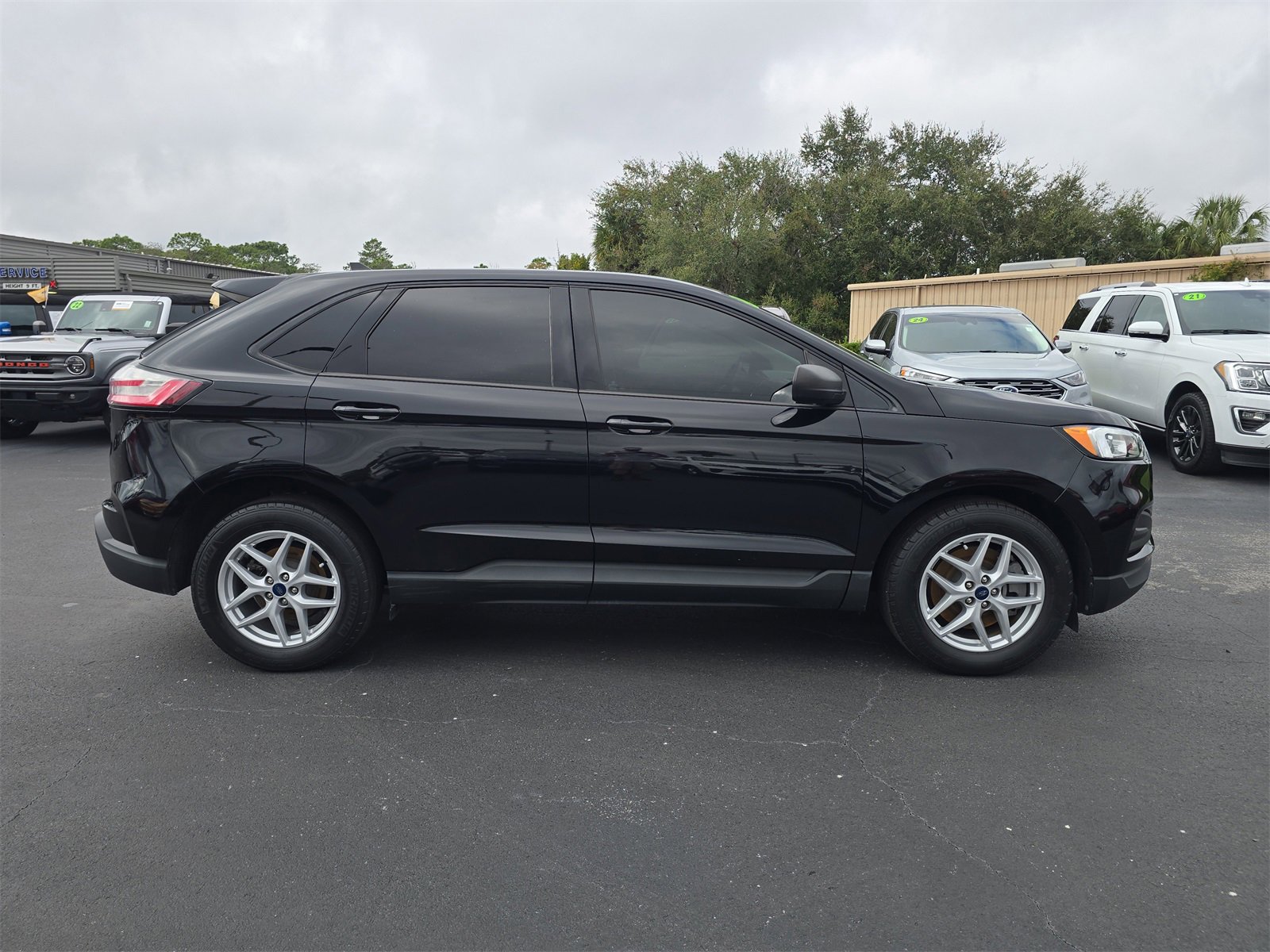 Certified 2021 Ford Edge SE image 3