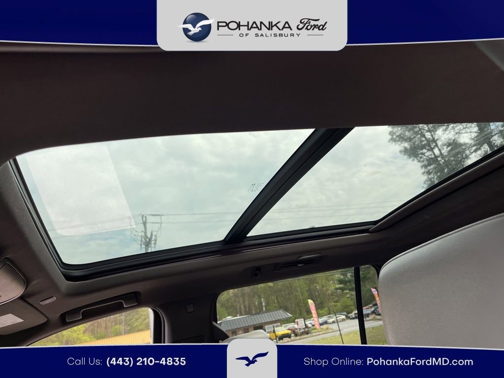 Used 2022 Chevrolet Suburban LT w/ Luxury Package image 21