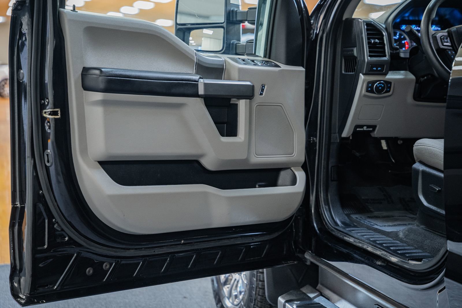 Certified 2021 Ford F250 XLT w/ XLT Premium Package image 46