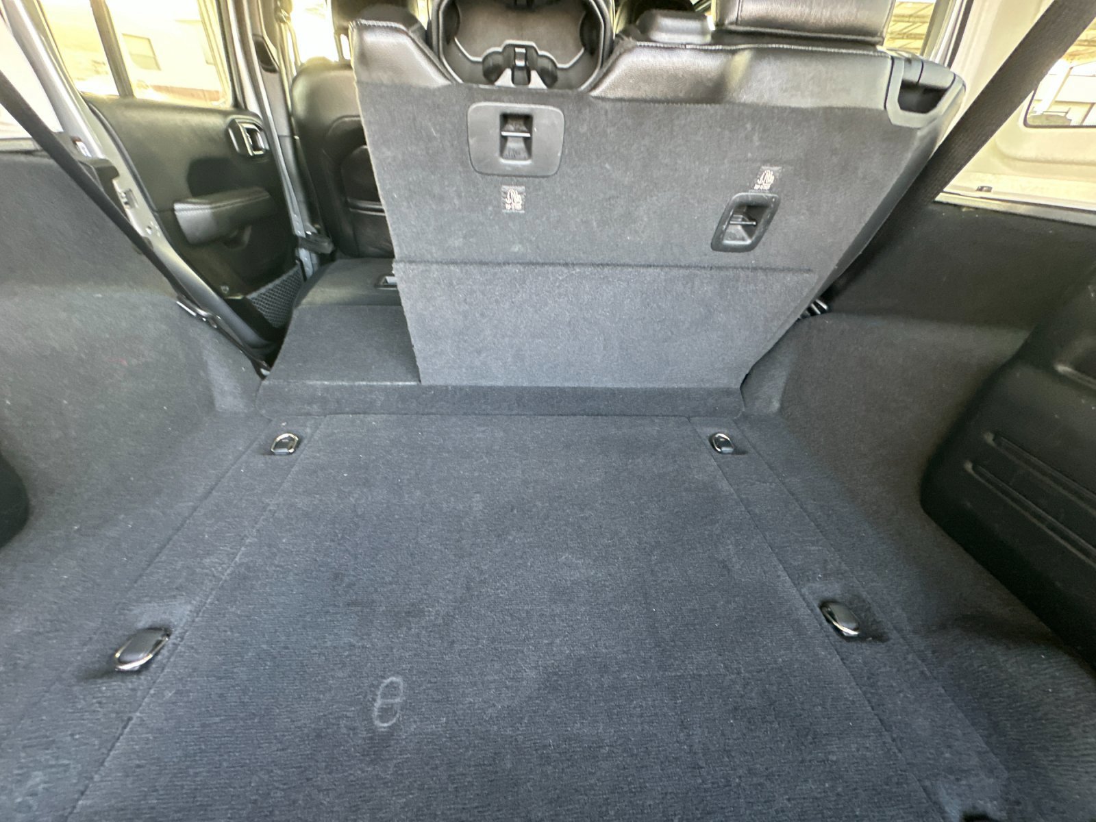 Used 2018 Jeep Wrangler Unlimited Sahara w/ Safety Group image 15