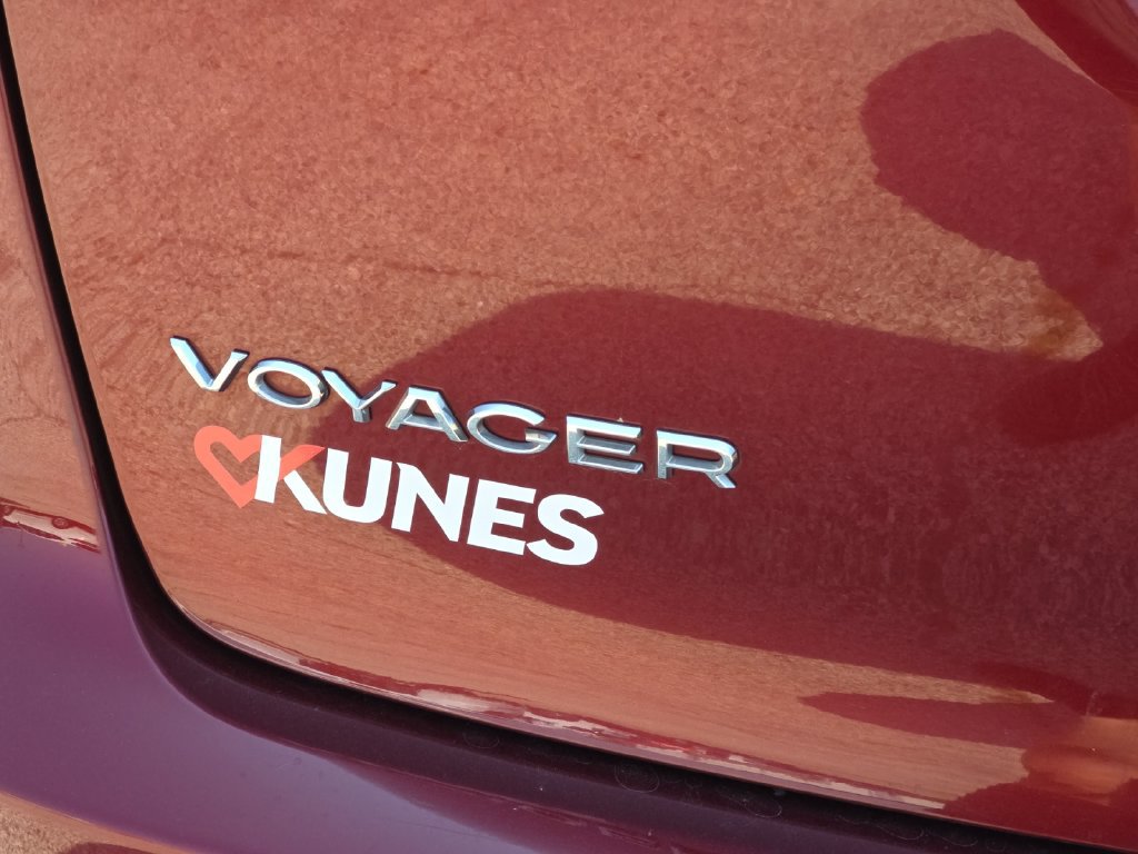 Used 2023 Chrysler Voyager LX FWD image 17