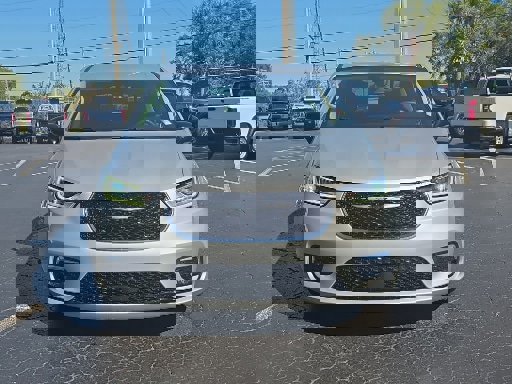 Used 2024 Chrysler Pacifica Touring-L image 11