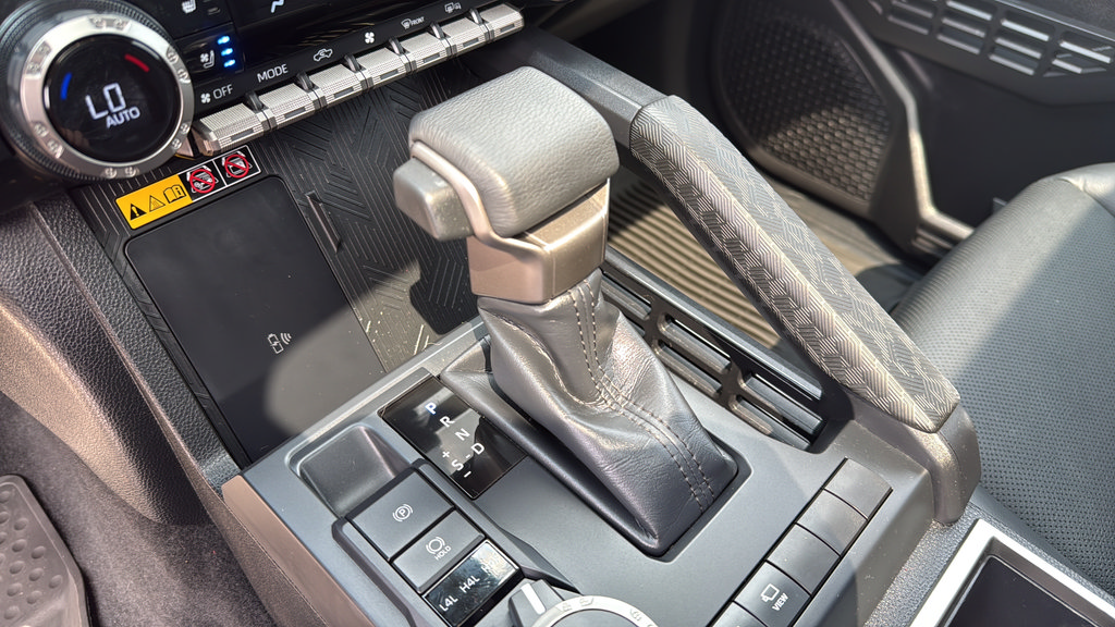 Used 2025 Toyota Tacoma Limited AWD/4WD image 27