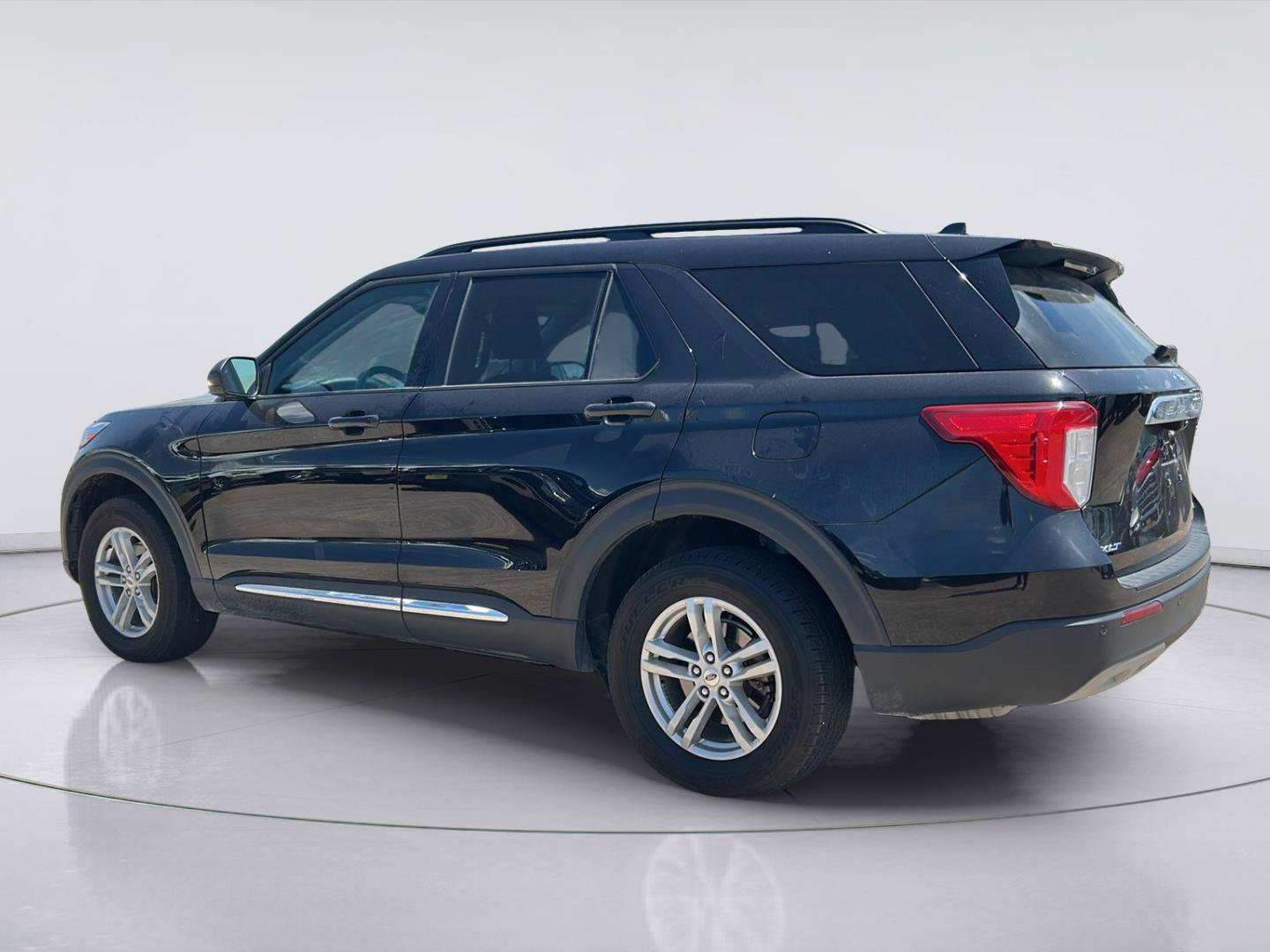 Certified 2023 Ford Explorer XLT w/ Equipment Group 202A AWD/4WD image 6