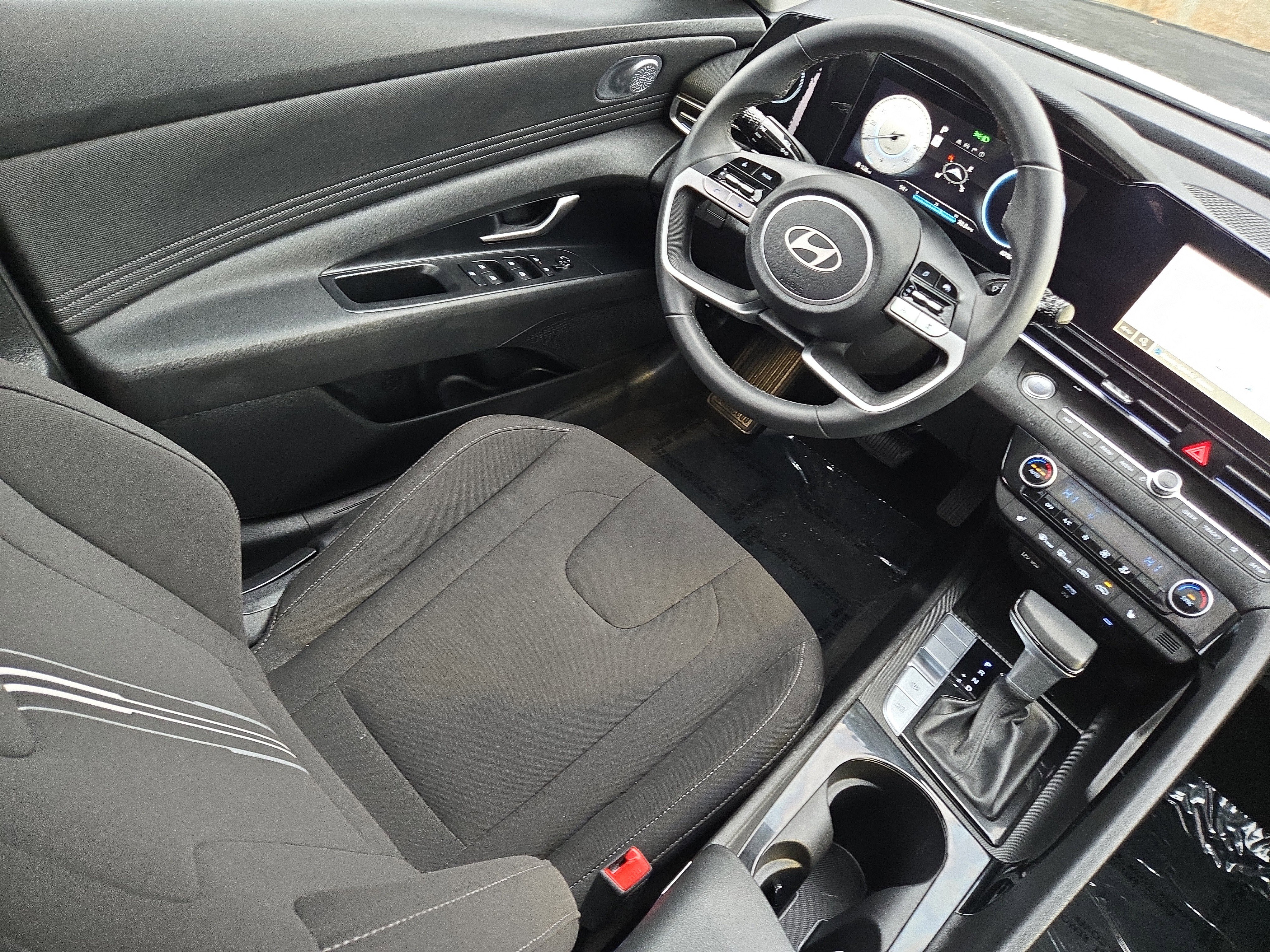 Used 2025 Hyundai Elantra SEL image 14