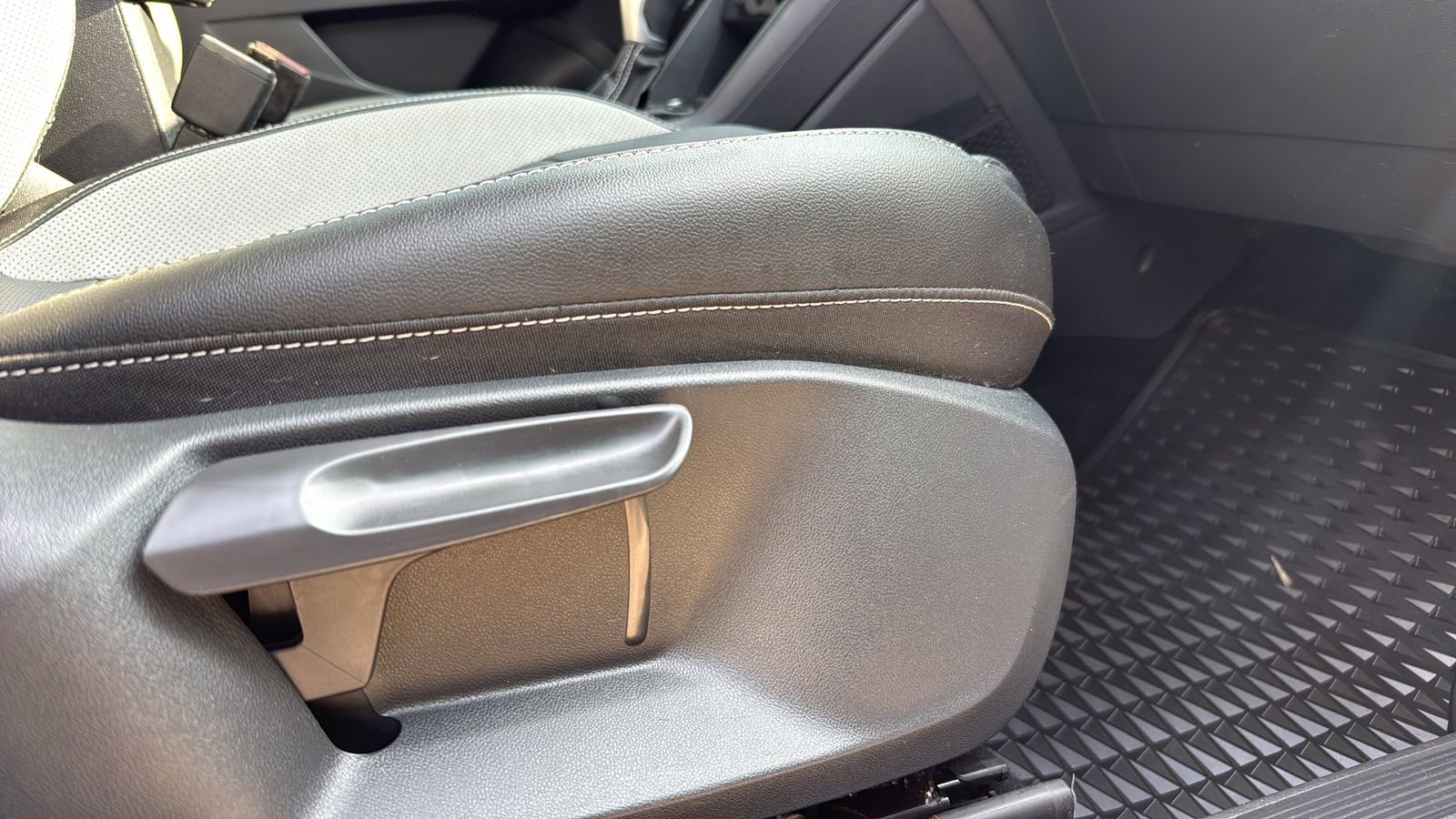 Used 2022 Volkswagen Taos SEL FWD image 24