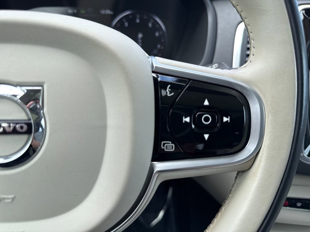 Used 2022 Volvo XC90 T5 Momentum w/ Protection Package Premier image 16