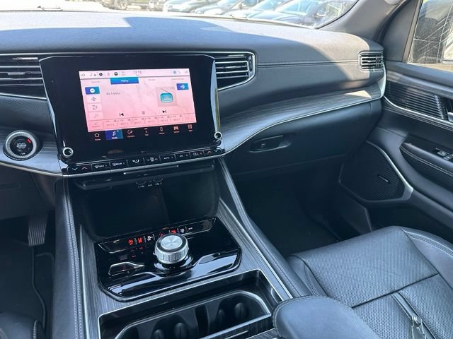 Used 2024 Jeep Wagoneer L Series II w/ Flexible Seating Group AWD/4WD image 16