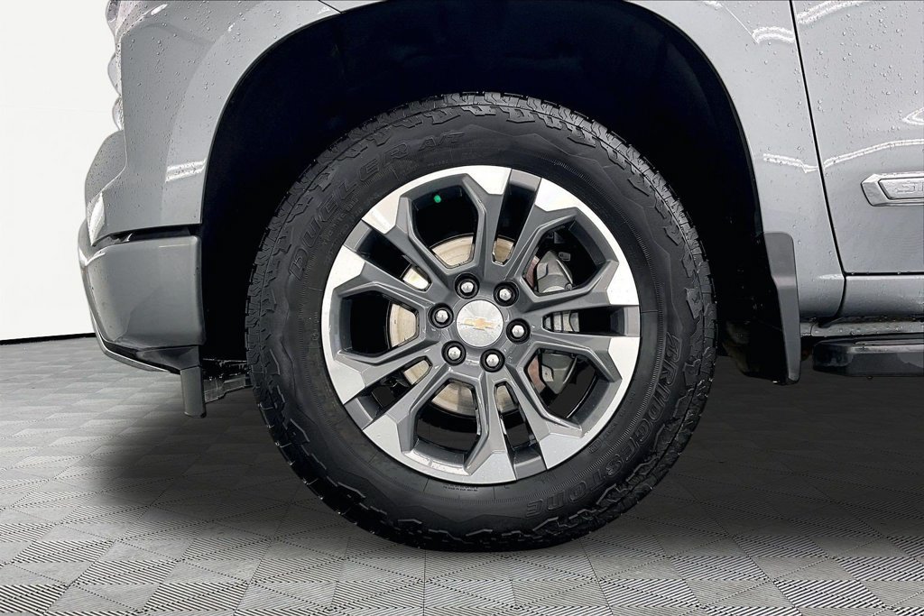 Used 2025 Chevrolet Silverado 1500 High Country w/ Technology Package AWD/4WD image 9