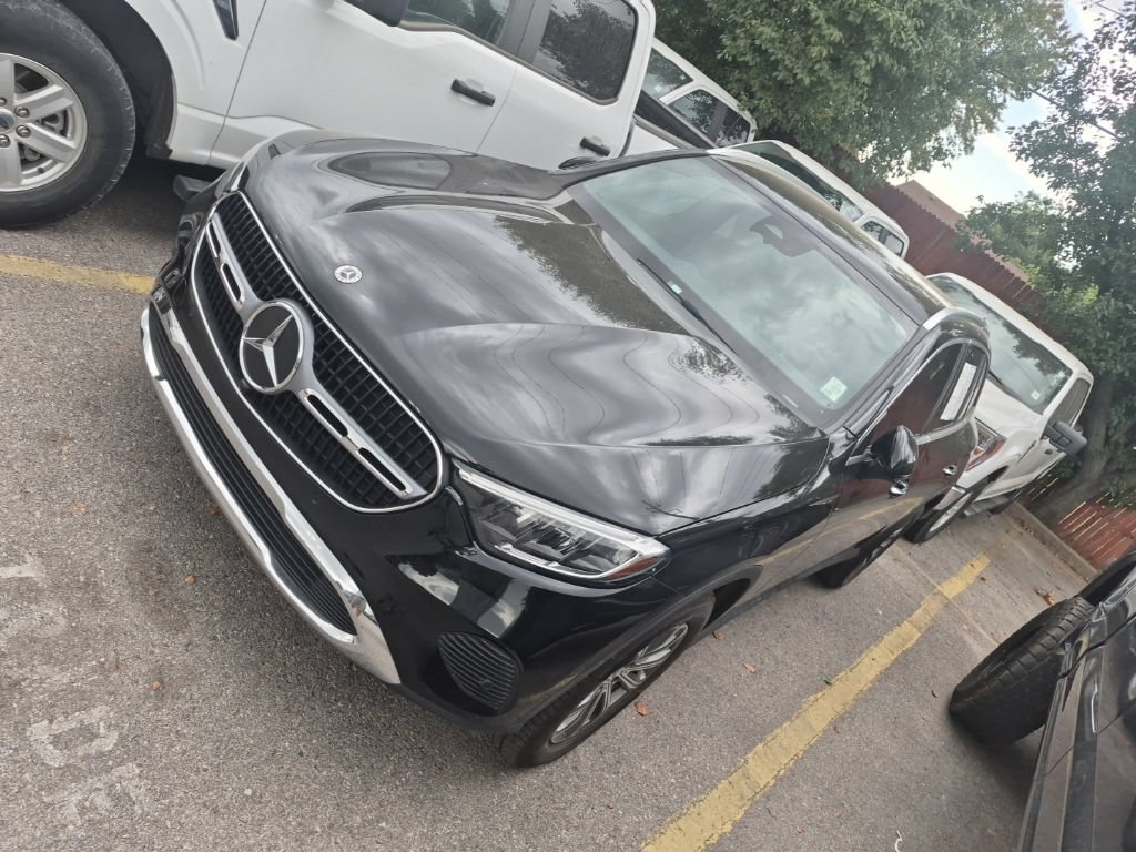 Used 2024 Mercedes-Benz GLC 300 4MATIC image 3