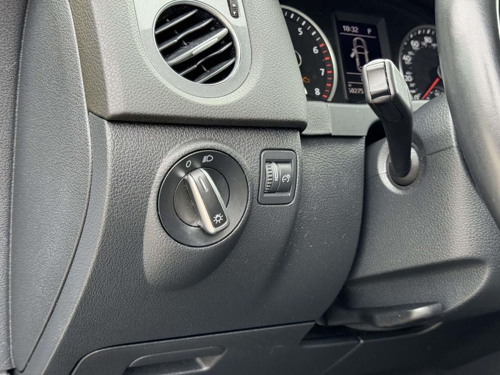 Used 2018 Volkswagen Tiguan Limited w/ Premium Package FWD image 9