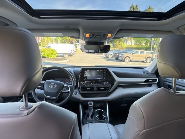 Used 2022 Toyota Highlander XLE AWD/4WD image 23
