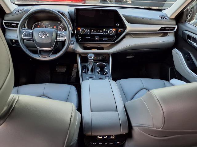 Used 2023 Toyota Highlander XLE image 19
