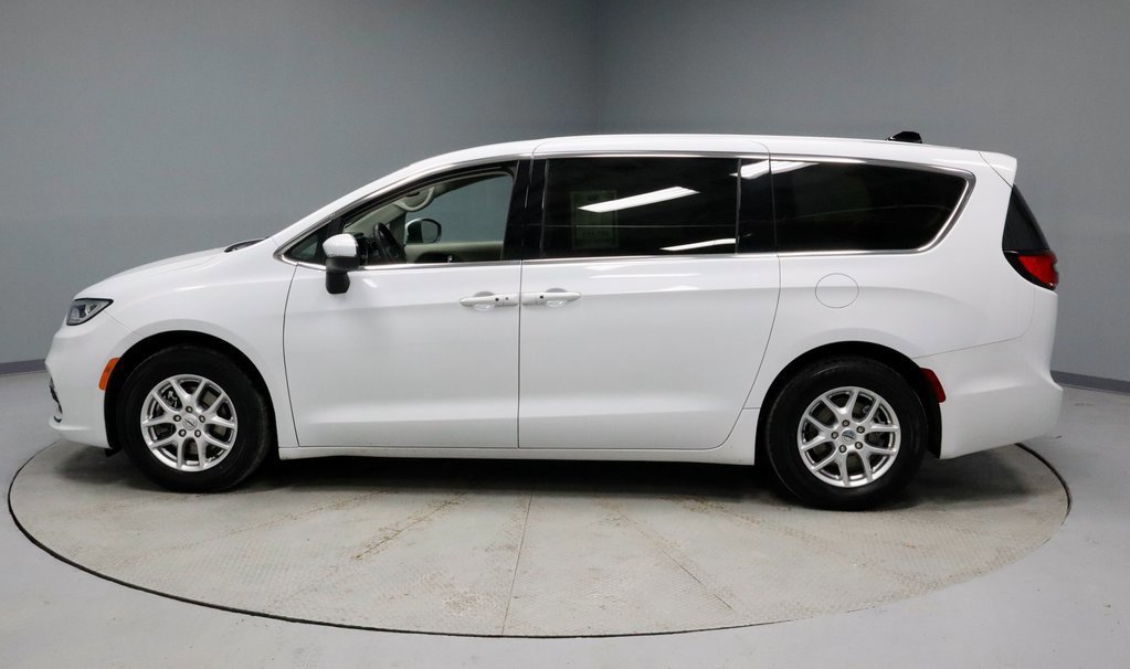 Used 2023 Chrysler Pacifica Touring-L image 2
