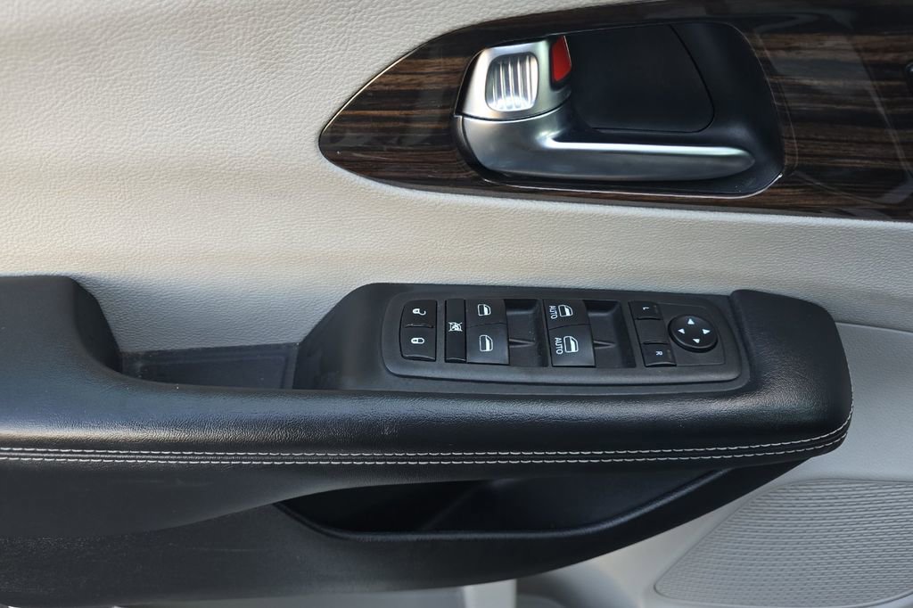 Used 2023 Chrysler Pacifica Limited FWD image 10