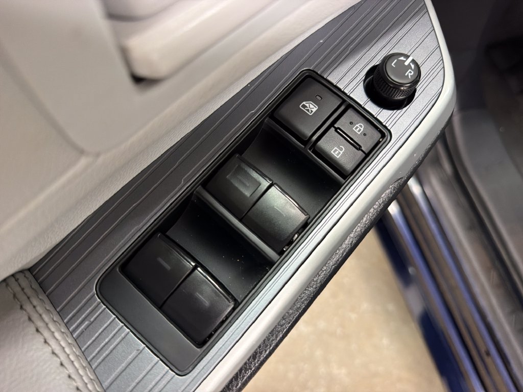 Used 2025 Toyota Sienna LE FWD image 18
