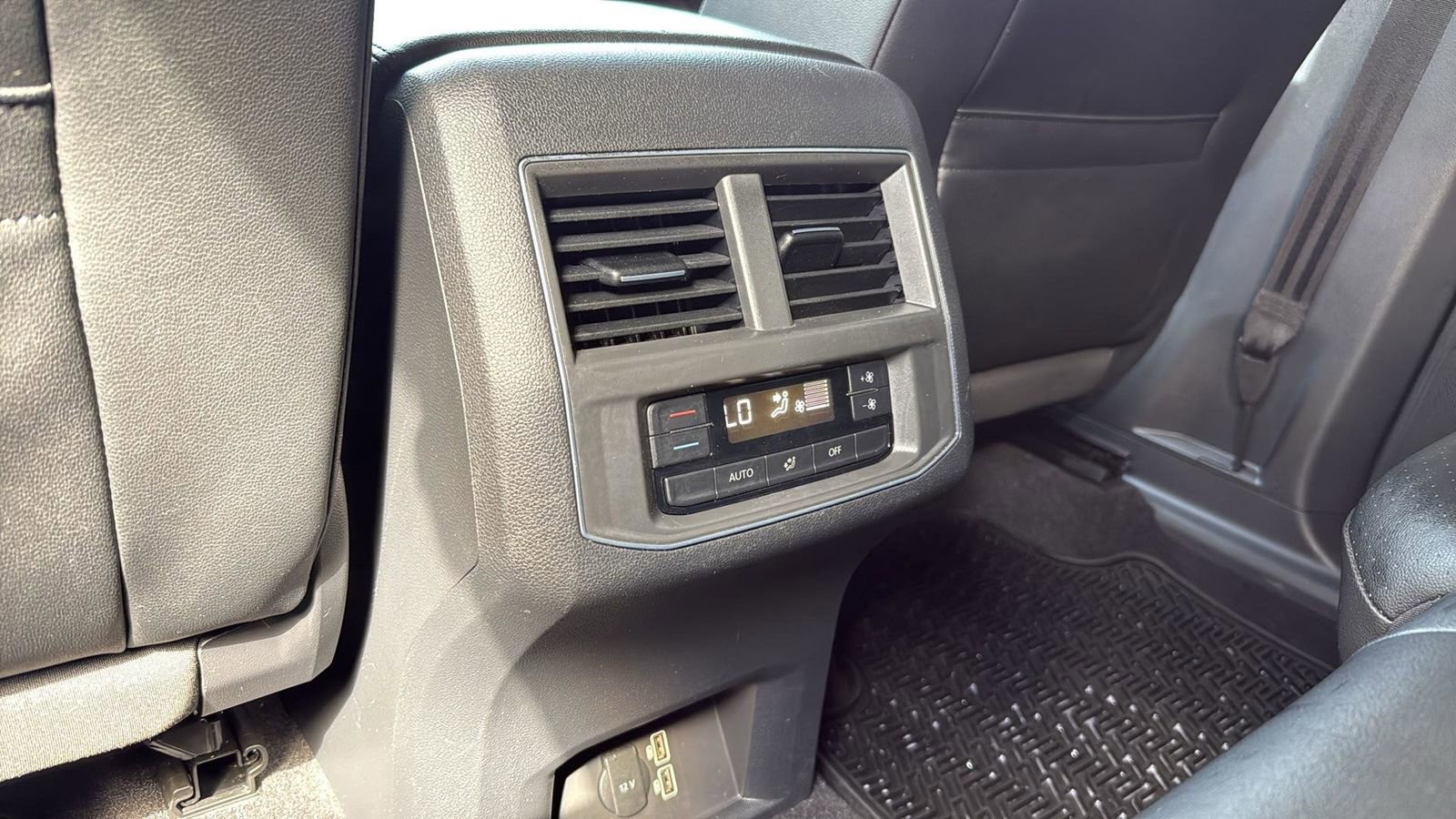 Used 2019 Volkswagen Atlas SE w/ Towing Package image 28