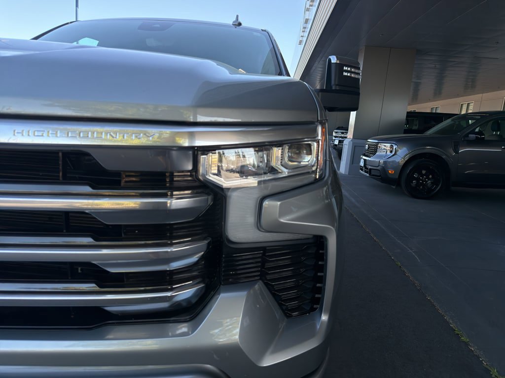 Used 2025 Chevrolet Silverado 1500 High Country w/ Technology Package AWD/4WD image 4