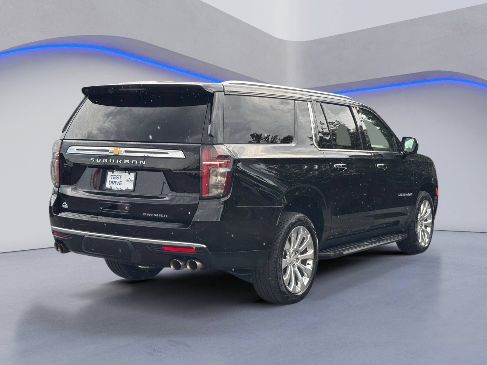Used 2023 Chevrolet Suburban Premier w/ Premium Package 2 AWD/4WD image 3