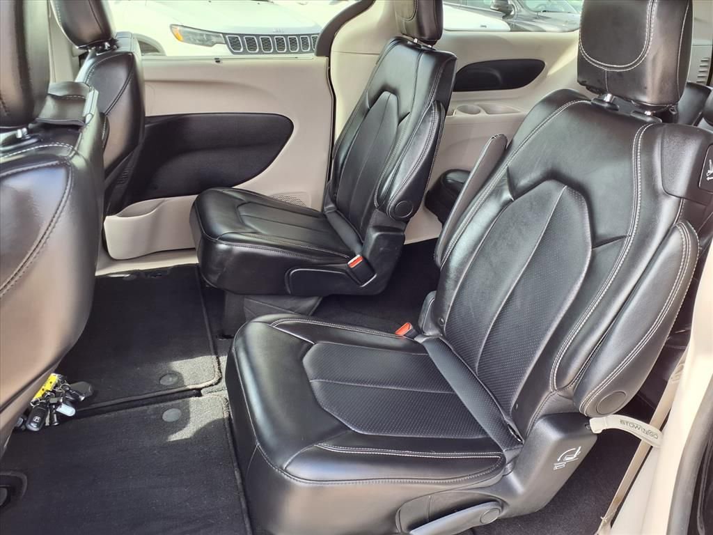 Used 2024 Chrysler Pacifica Touring-L image 27