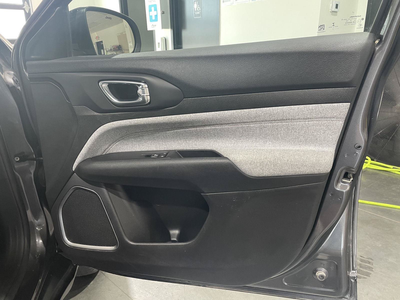 Used 2022 Jeep Compass Latitude AWD/4WD image 27