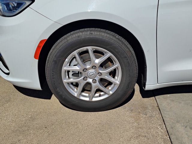 Used 2025 Chrysler Pacifica Select FWD image 9