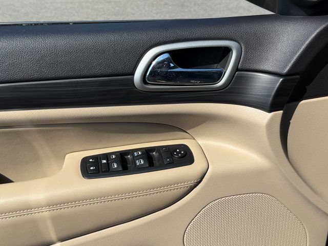 Used 2019 Jeep Grand Cherokee Laredo AWD/4WD image 25