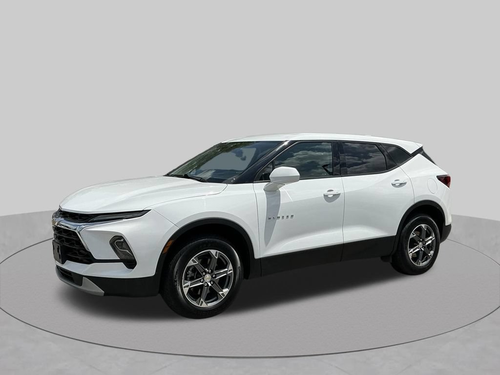 Used 2025 Chevrolet Blazer LT FWD image 2