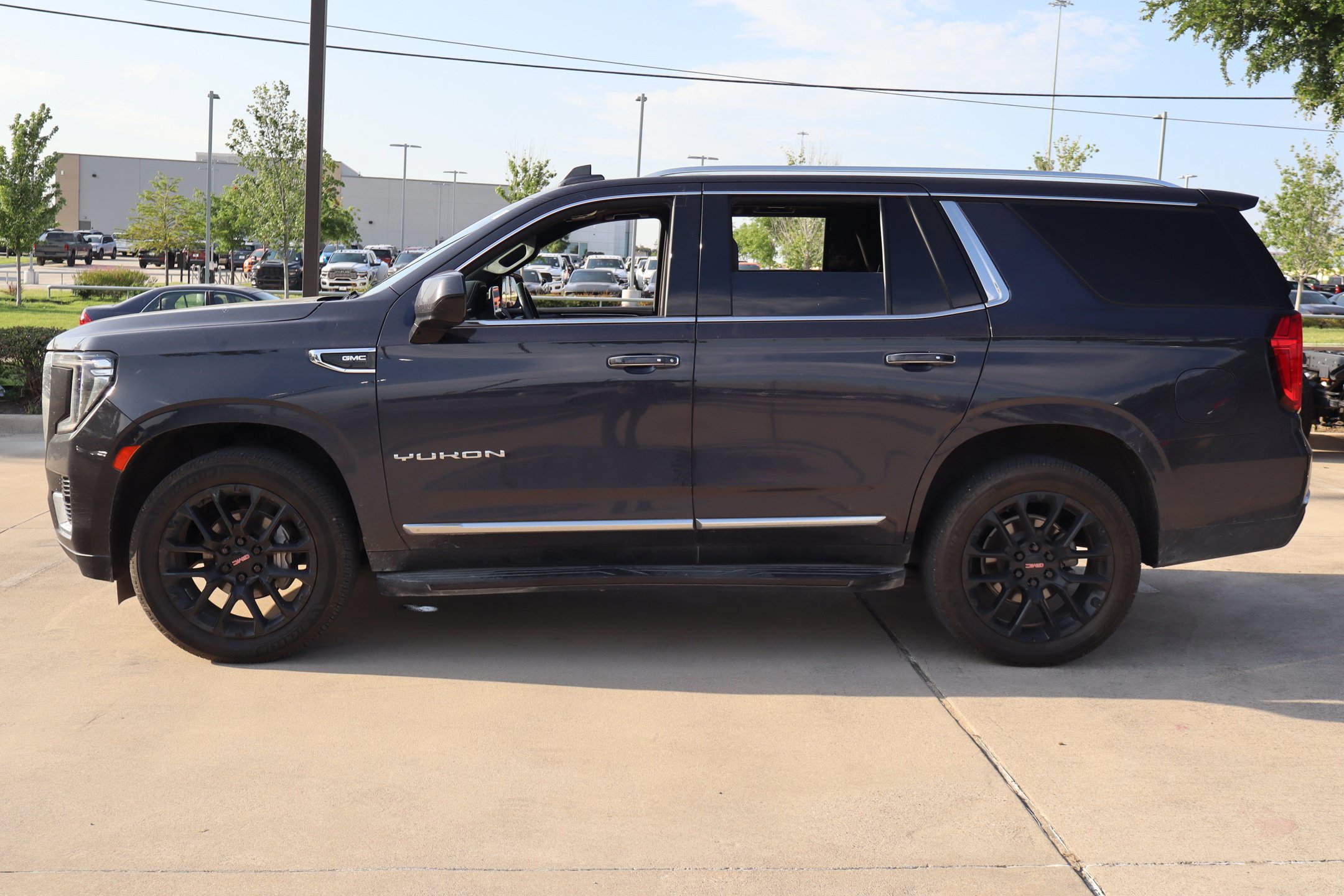 Used 2023 GMC Yukon SLT AWD/4WD image 7