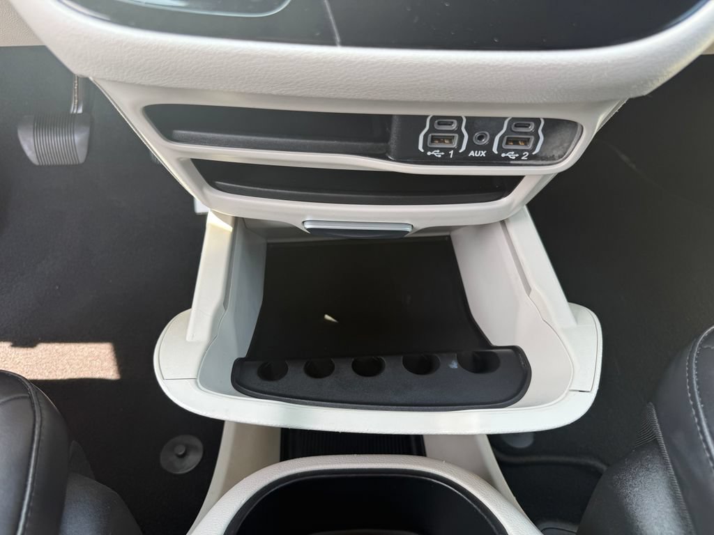 Used 2024 Chrysler Pacifica Touring-L FWD image 33