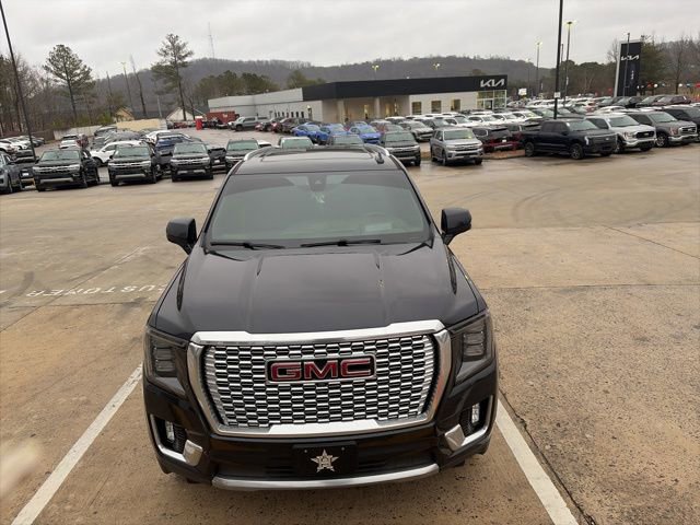 Used 2022 GMC Yukon XL Denali w/ Denali Premium Package image 3
