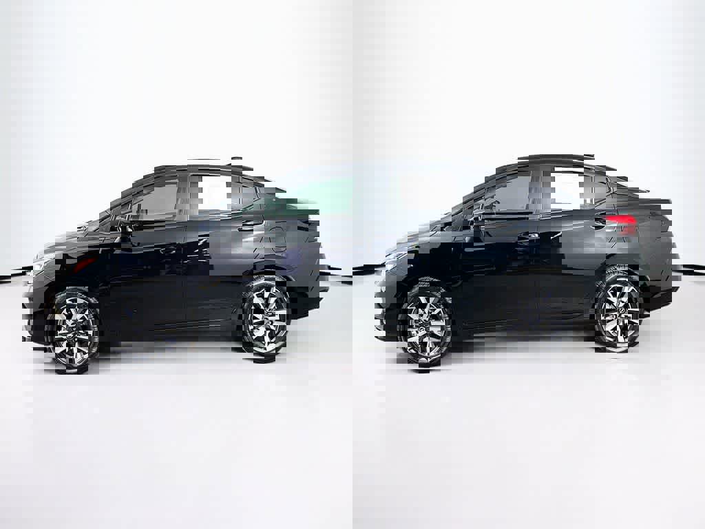 Used 2023 Nissan Versa SV image 3