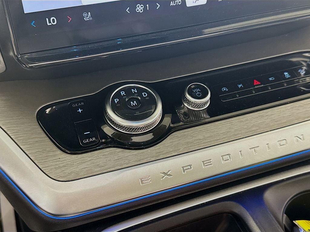 Certified 2025 Ford Expedition Platinum AWD/4WD image 17