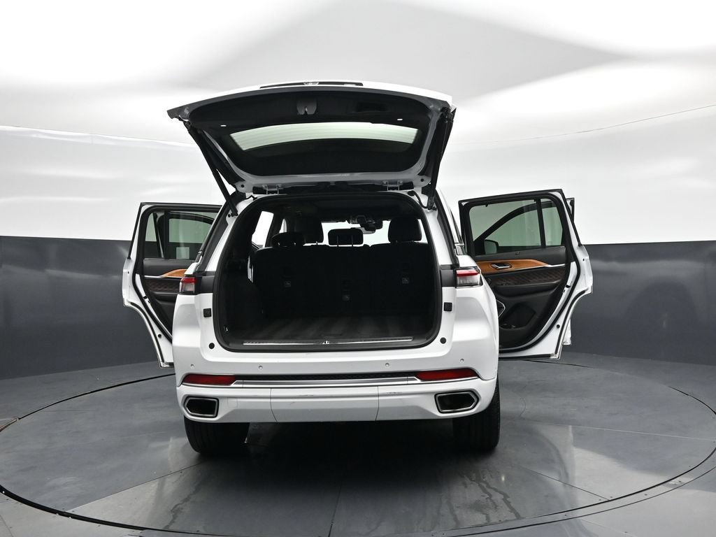 Used 2023 Jeep Grand Cherokee Summit AWD/4WD image 32
