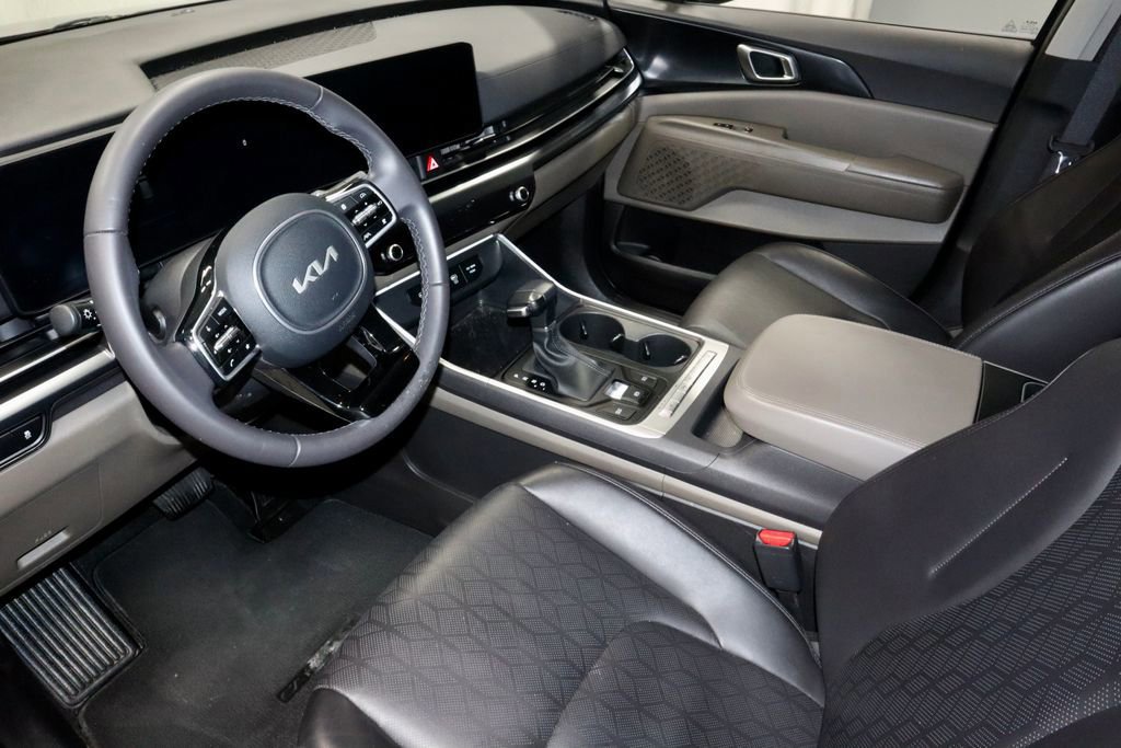 Used 2025 Kia Carnival image 25