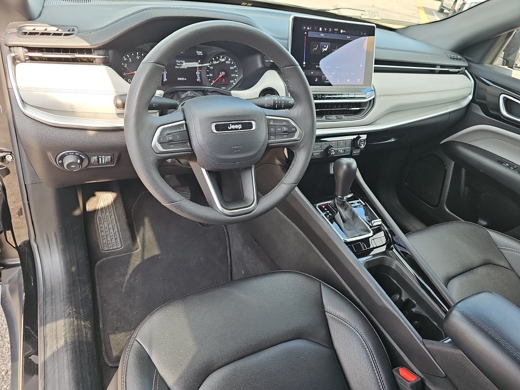 Used 2025 Jeep Compass Limited AWD/4WD image 16