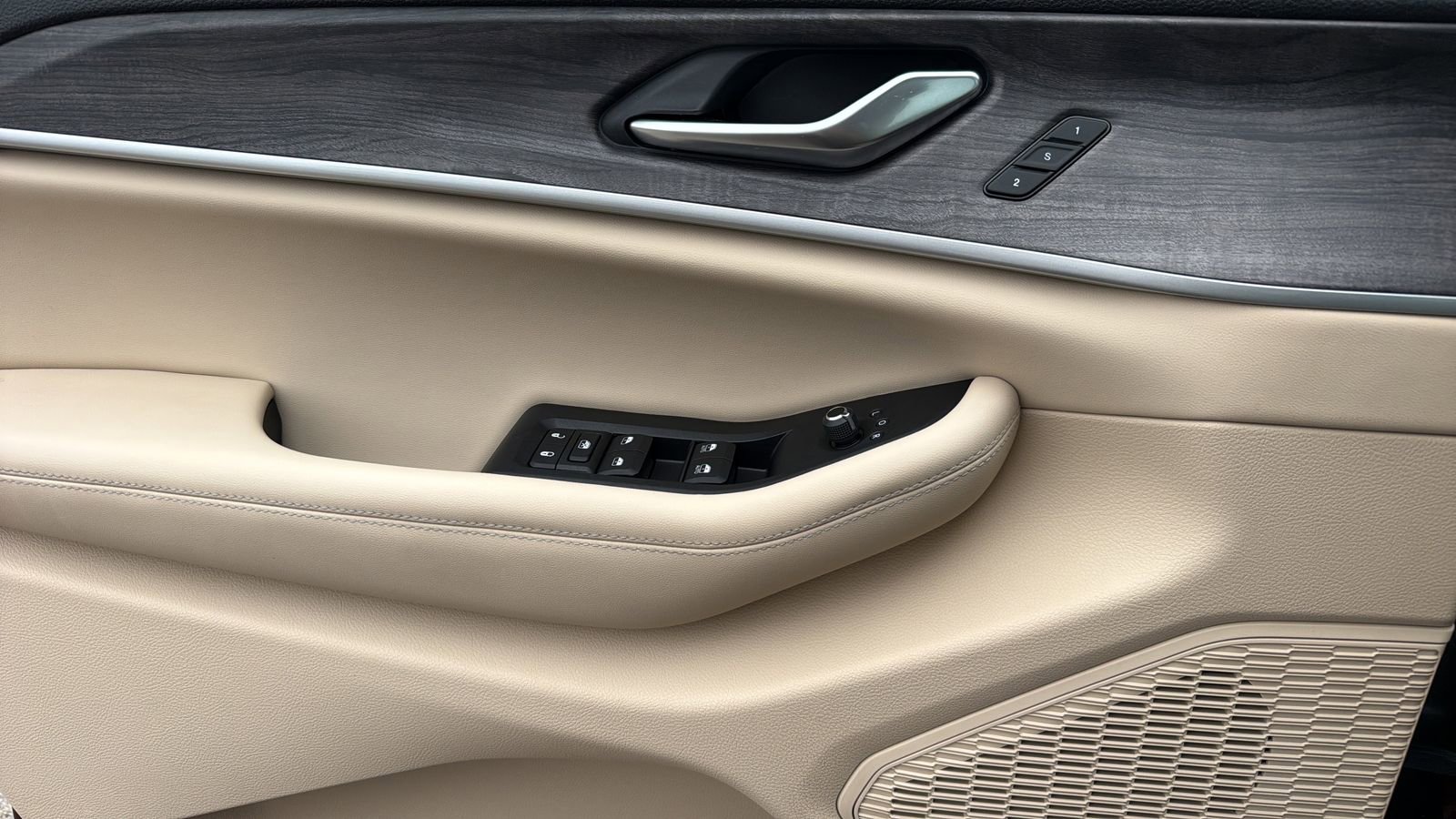 Used 2023 Jeep Grand Cherokee Limited RWD image 11