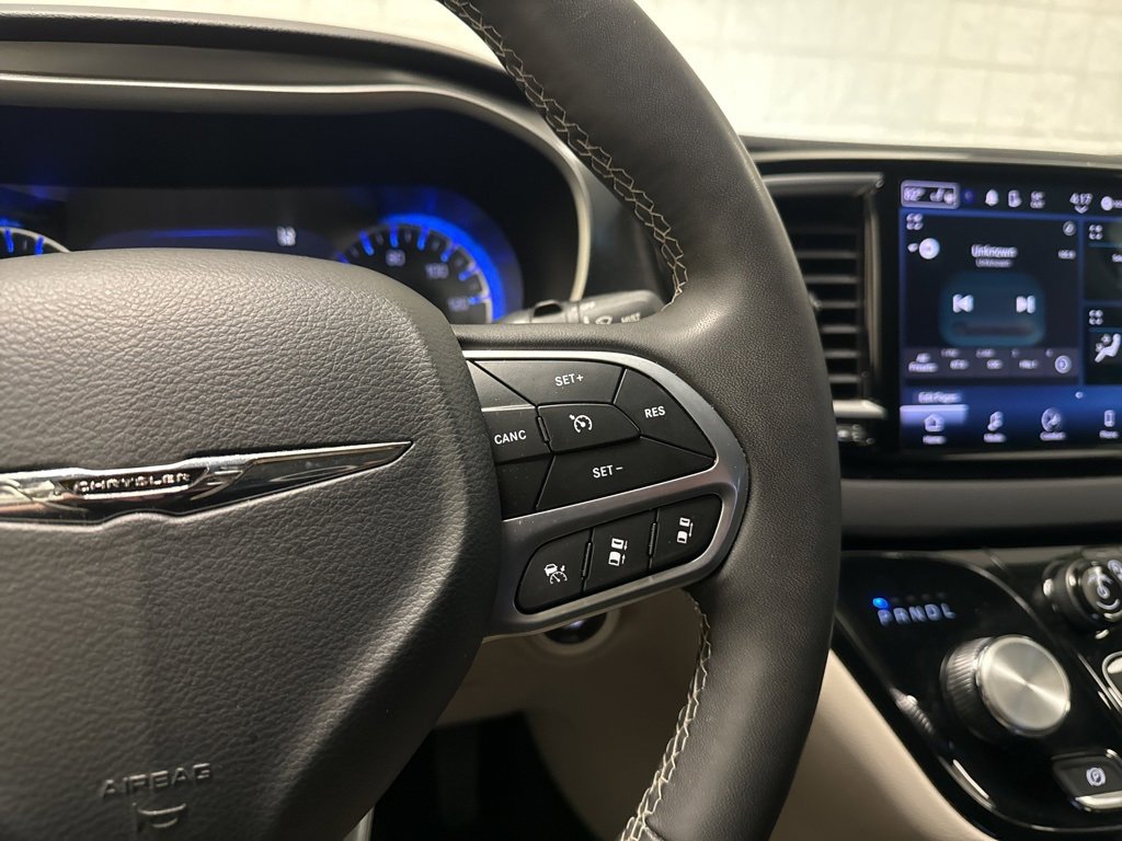 Used 2023 Chrysler Pacifica Touring-L image 28