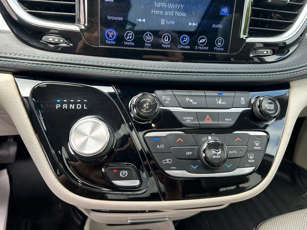 Used 2017 Chrysler Pacifica Platinum FWD image 30
