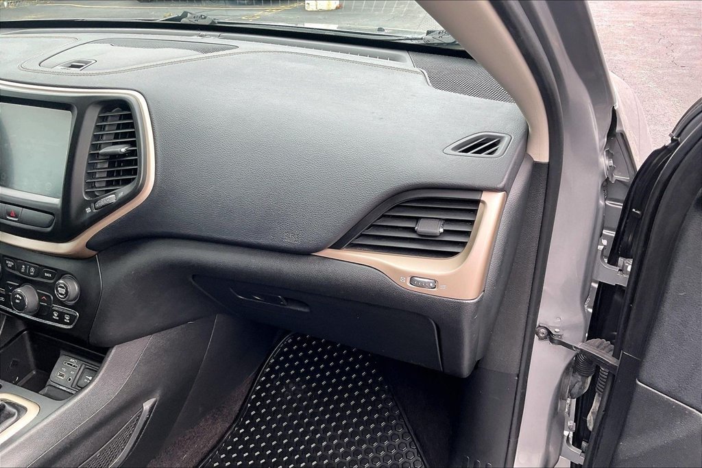 Used 2017 Jeep Cherokee Latitude w/ Safety/Convenience Group FWD image 15