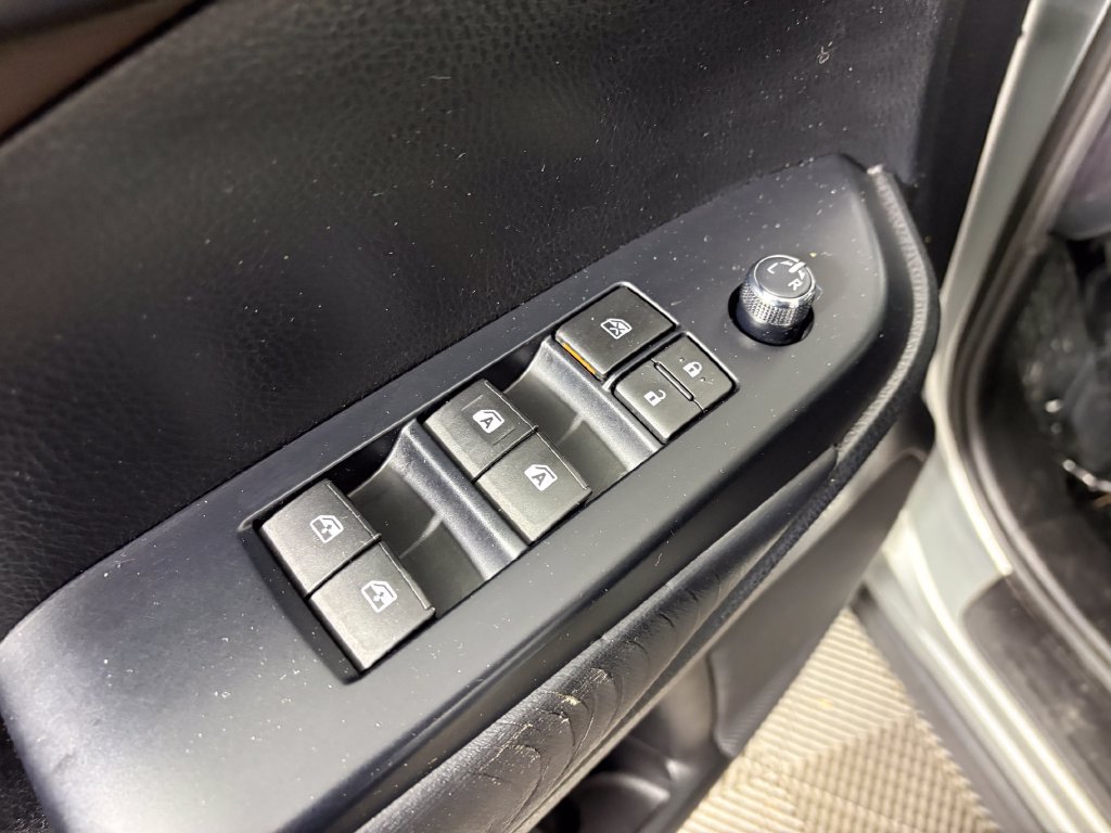 Used 2019 Toyota Highlander XLE FWD image 12
