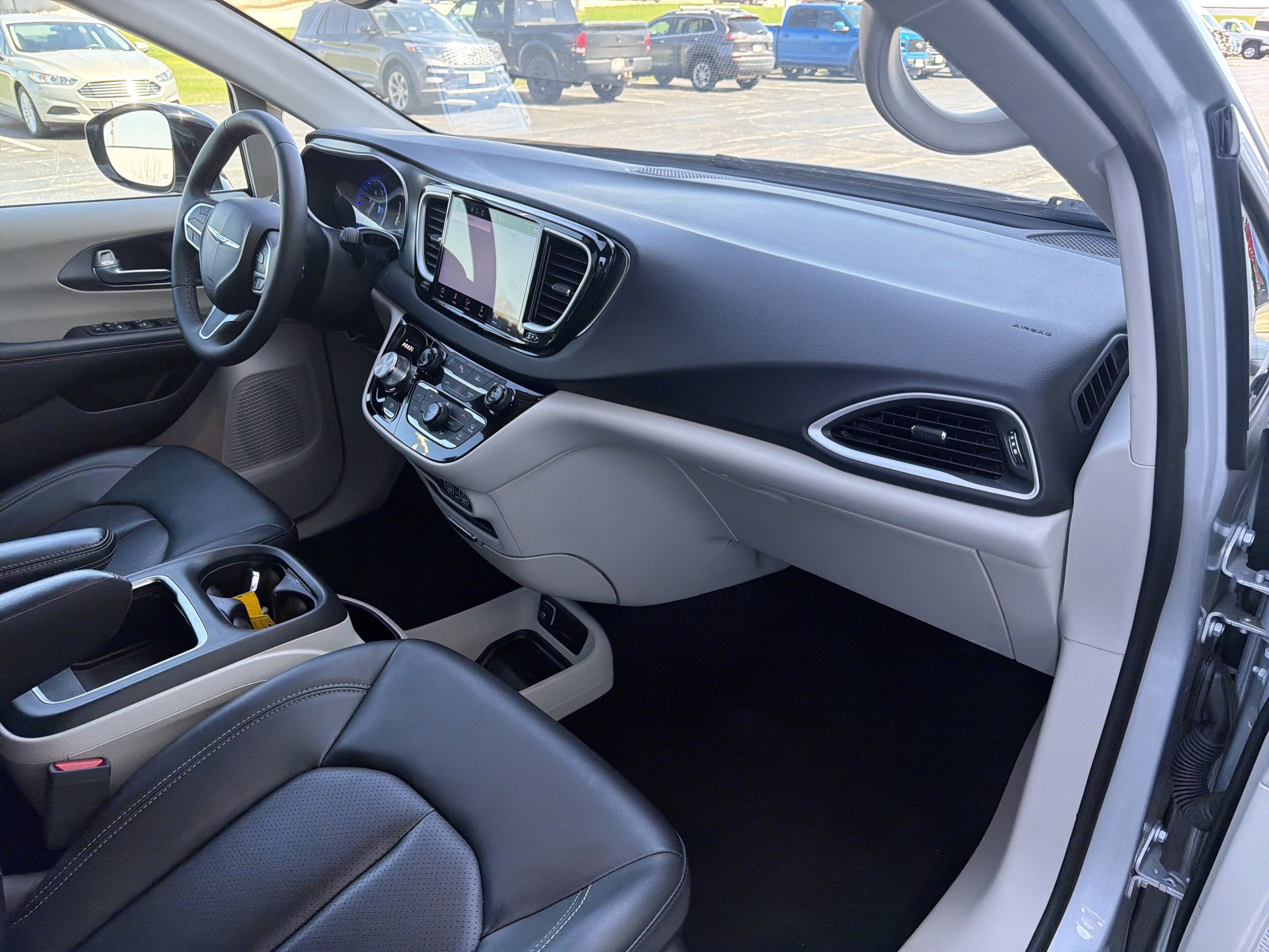 Used 2024 Chrysler Pacifica Touring-L FWD image 46