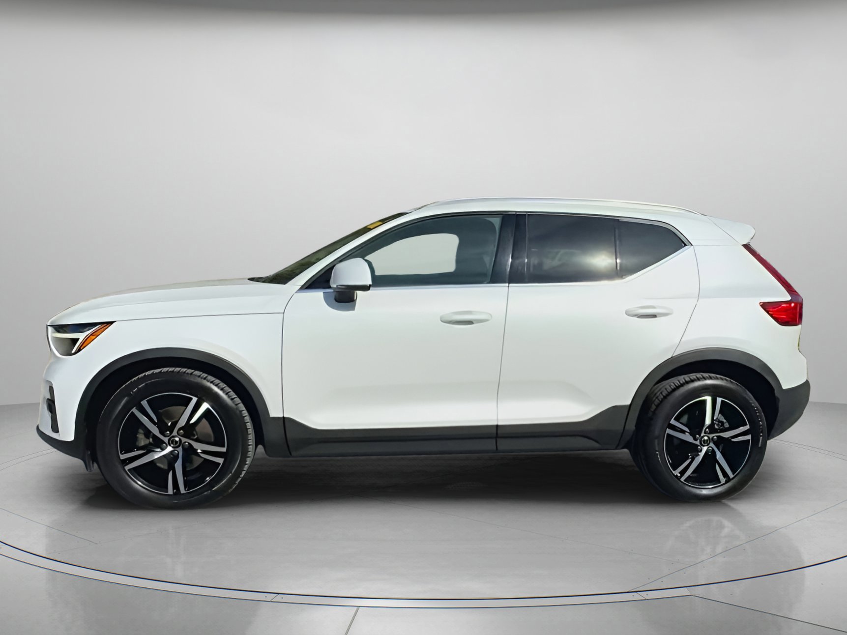 Used 2023 Volvo XC40 B5 Plus image 8