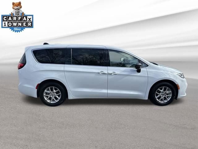 Used 2024 Chrysler Pacifica Touring-L image 8