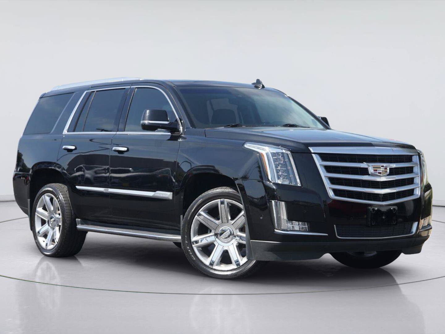 Used 2019 Cadillac Escalade Luxury AWD/4WD image 2