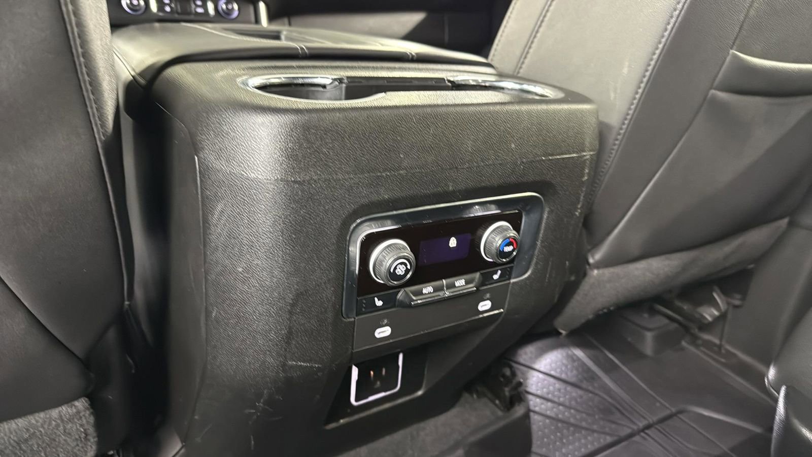 Used 2023 Chevrolet Suburban Z71 w/ Luxury Package image 28